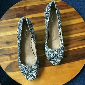 Black and white wedges